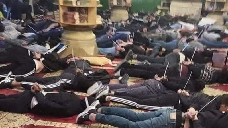 تكبيل المصلين داخل