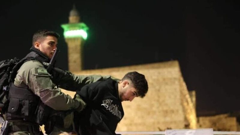 الاحتلال يعتقل المصلين