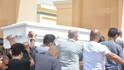درة وكندة علوش أبرز الحضور في جنازة والد دينا الشربيني (فيديو) 