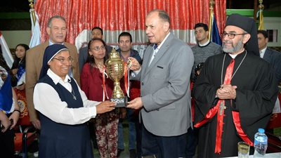 محافظ أسيوط يمنح كأس التفوق لطالبات مدرسة راهبات نوتردام ديزابوتر