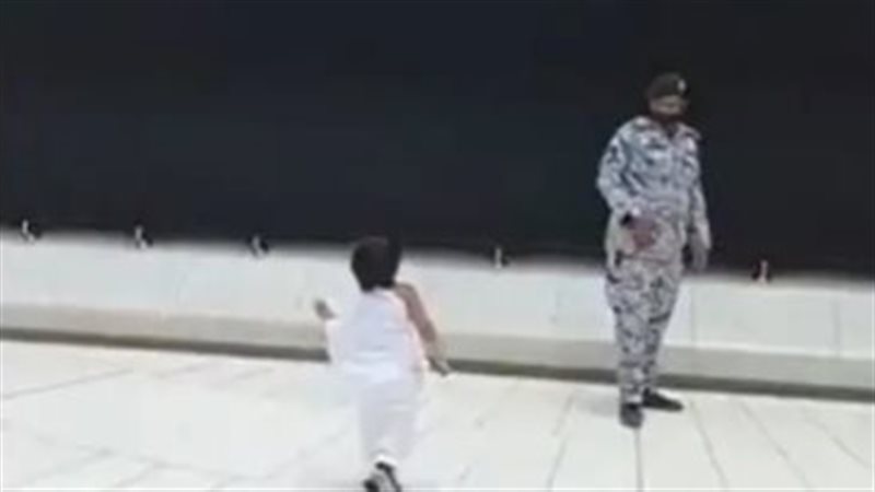 طفل يلمس الكعبة،