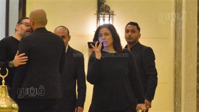 وصول ماجد المصري وإلهام شاهين وهنادي مهنا وأحمد خالد صالح لعزاء والد دينا الشربيني (فيديو)