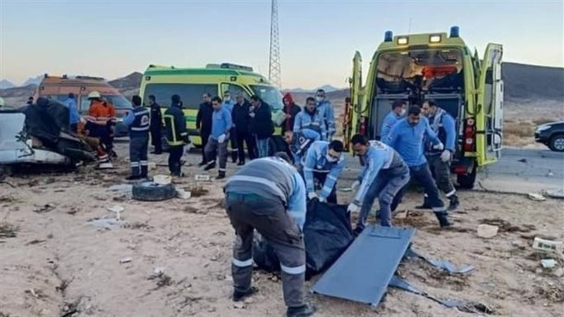 الإسعاف تنقل الجثة،