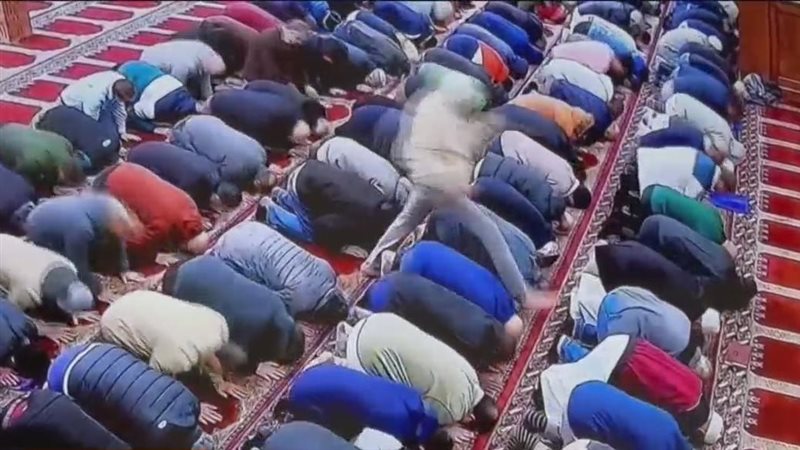 لحظة طعن إمام المسجد،