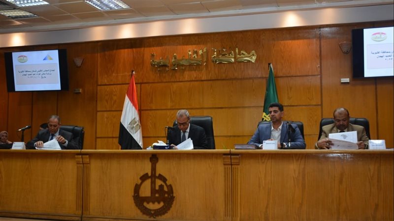 المحافظ خلال الاجتماع،