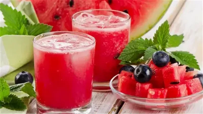 عصير البطيخ والفراولة،