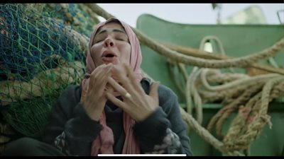تحت الوصاية الحلقة 7، إصابة قوية لـ منى زكي على المركب ونقلها للمستشفى