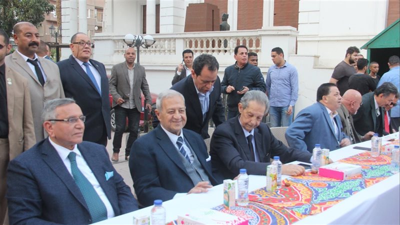 الوفد ينظم إفطارا