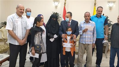 محافظ شمال سيناء يوزع الدفعة الأولى من تعويضات أسر الشهداء والمصابين 