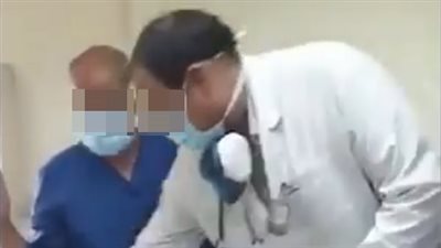 وصول الطبيب المتهم بإهانة ممرض في واقعة «السجود لكلب» للمحكمة الاقتصادية