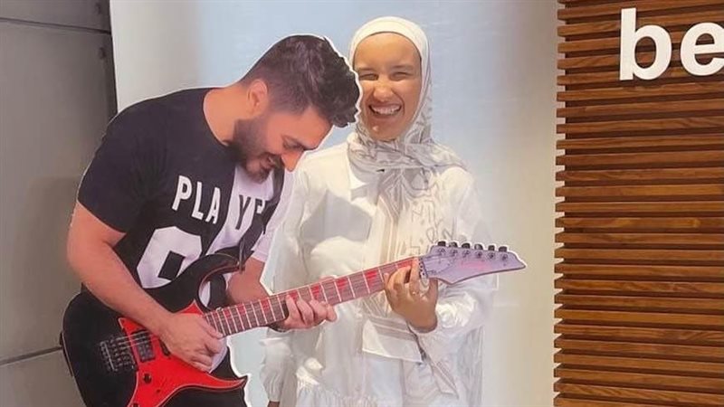 تامر حسني وفتاة من