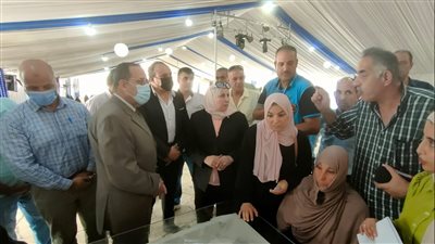 محافظ شمال سيناء يتابع توزيع الدفعة الأولى من تعويضات أسر الشهداء والمصابين بالعريش