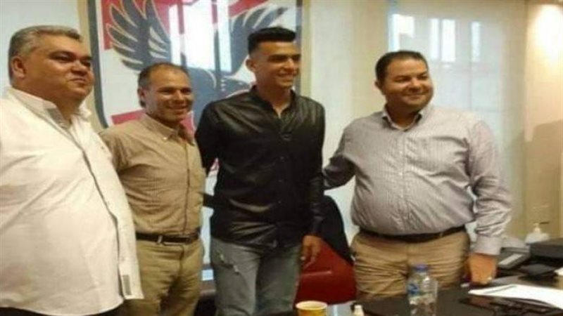 حمدي موسى خلال توقيعه