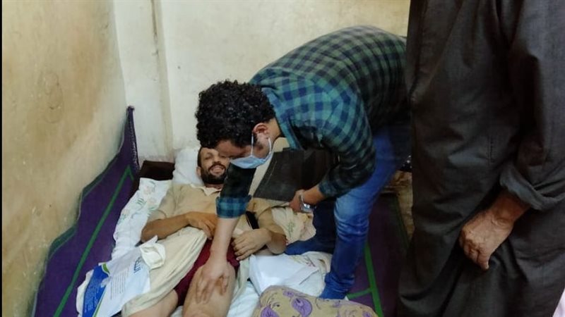 الطبيب يفحص حالة