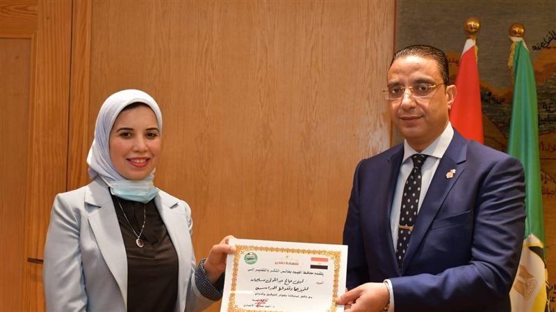 المحافظ يكرم الدكتورة