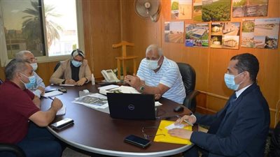 محافظ الوادي الجديد يبحث المنظومة الصحية بمستشفى الخارجة التخصصي