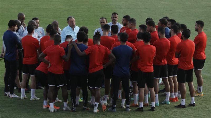 الخطيب مع لاعبي الأهلى