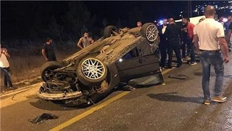 انقلاب سيارتين ببني