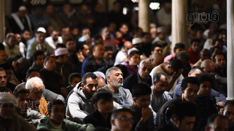 آلاف يؤدون صلاة الجمعة،