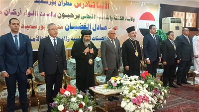 مطران بورسعيد يستقبل المهنئين بالوقوف دقيقة حداد على مدير أمن المحافظة السابق (فيديو) 