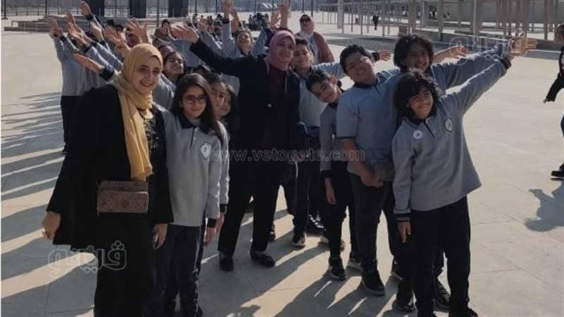 طلاب المدرسة يزرون