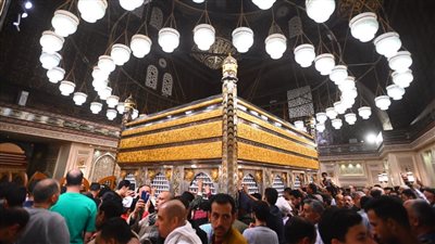 زحام كبير على مقام الإمام الحسين في ليلة القدر (صور)