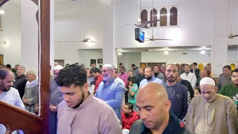 تزاحم كبير للمصلين