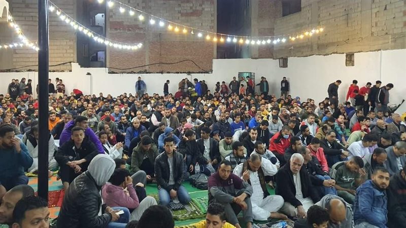 مئات المصلين في ليلة