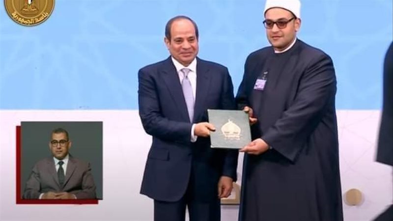 السيسي يكرم امام