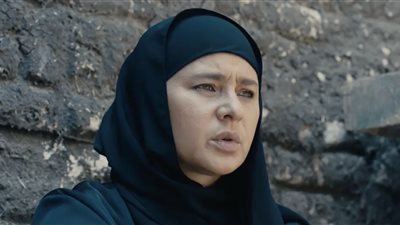 مسلسل عملة نادرة الحلقة 27، نيللي كريم تواصل انتقامها من عبد الجبار بتخريب تجارته للآثار (فيديو)