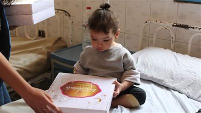 طلاب من أجل مصر بجامعة عين شمس تهدي أطفال مستشفى الدمرداش كعك عيد الفطر