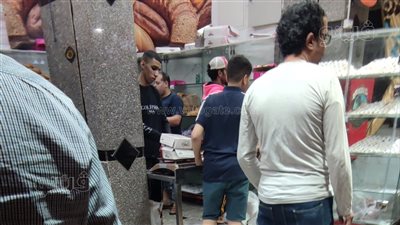 زحام على محال الحلويات بفيصل في ليلة عيد الفطر (صور)