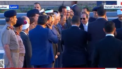 السيسي يصل إلى مسجد المشير طنطاوي لأداء صلاة عيد الفطر (فيديو)