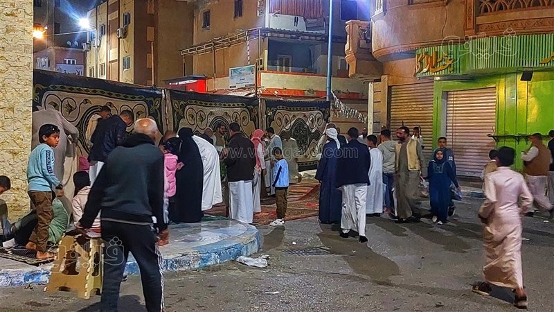 توافد الأهالي على