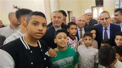 محافظ شمال سيناء يشارك أطفال دار الرعاية للأيتام في العريش فرحتهم بالعيد (صور)