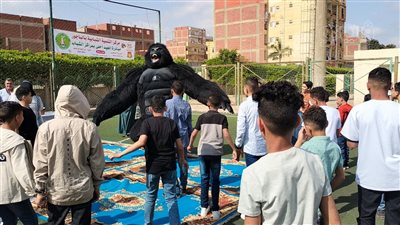 أطفال المنوفية يحتفلون بالعيد مع غوريلا بمركز شباب الباجور (صور)