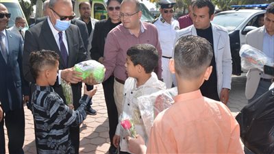 محافظ القليوبية يقدم هدايا وألعابا للأطفال بالقناطر الخيرية والحدائق العامة (صور)