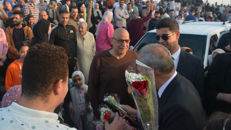محافظ القليوبية يوزع