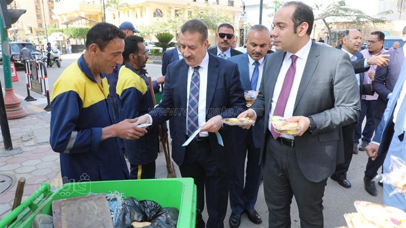 محافظ المنوفية يوزع