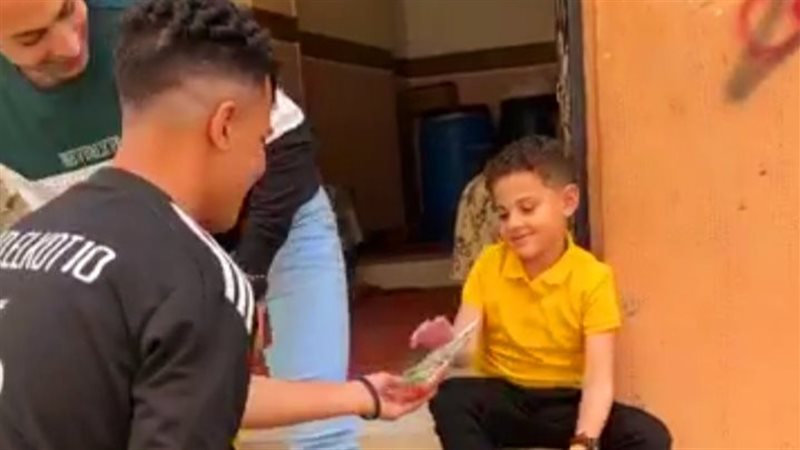شاب يوزع الهدايا