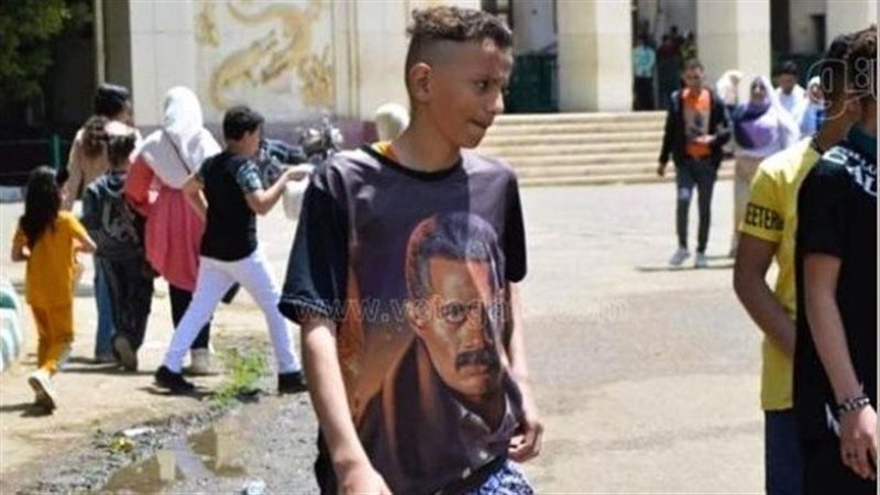 طفل يرتدي تيشرت جعفر