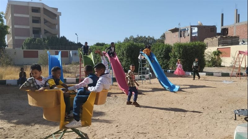 أطفال يحتلفون بالعيد