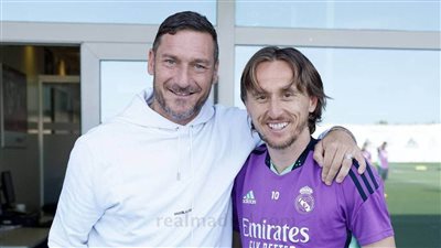 توتي أسطورة روما يزور مقر تدريبات ريال مدريد (صور)