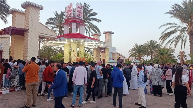 توافد الجمهور علي