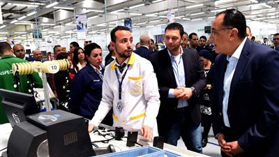 رئيس الوزراء يتفقد مصنعا لـ إس إي وايرنج سيستمز إيجيبت بالعاشر 