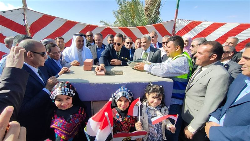 وضع حجر الاساس للمدرسة