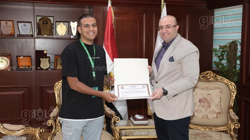 محافظ بني سويف يكرم