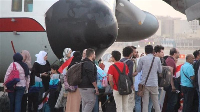 الطلاب العائدين من