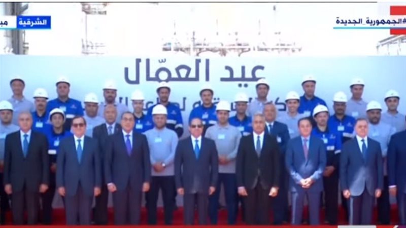 السيسي يلتقط صورا