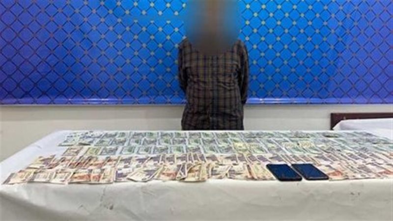 المتهم بحوزة عملات